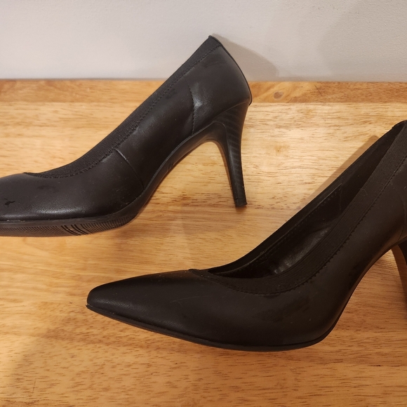 Simply Vera Wang Black Pumps - Picture 2 of 3